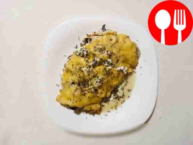 Запеченные кальмары с грибами в сметанном соусе