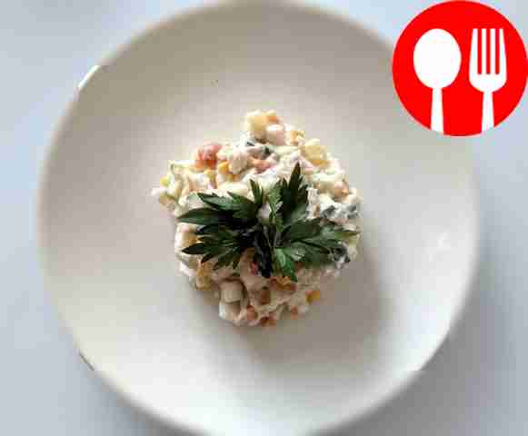 Праздничный салат с кальмаром и маринованными опятами