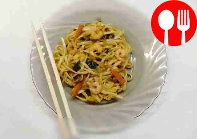 Лапша вок с креветками и шампиньонами