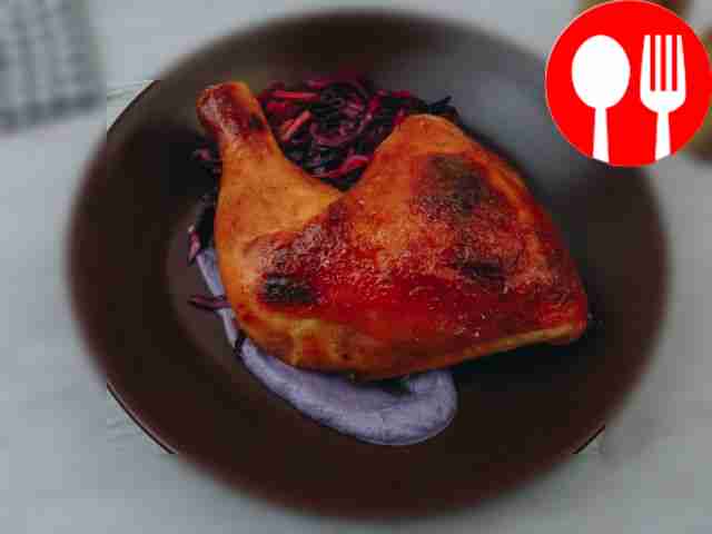 Окорок гриль с салатом коул слоу