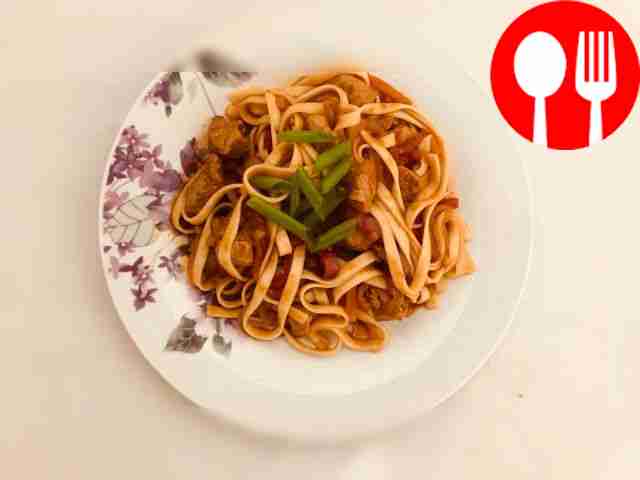 Сытный удон со свининой в кисло-сладком соусе