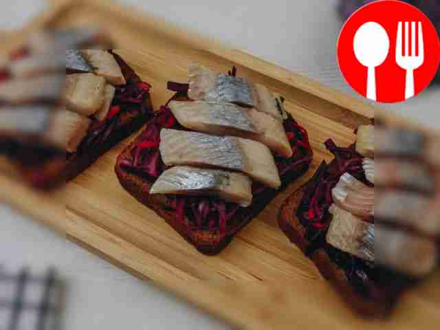 Бутерброды с сельдью и салатом коул слоу