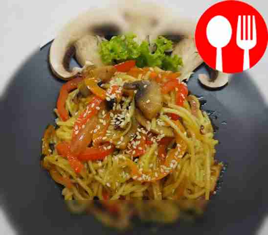 Vegetarian noodles with champignons