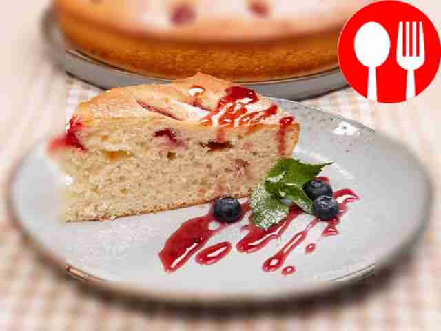 Пирог на кефире с клубникой