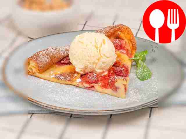 Clafoutis pie with strawberries