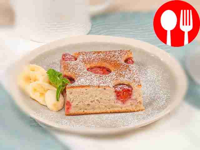 Пирог с клубникой и бананом