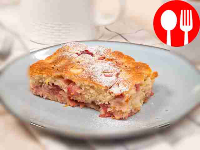 Пирог с яблоками и клубникой