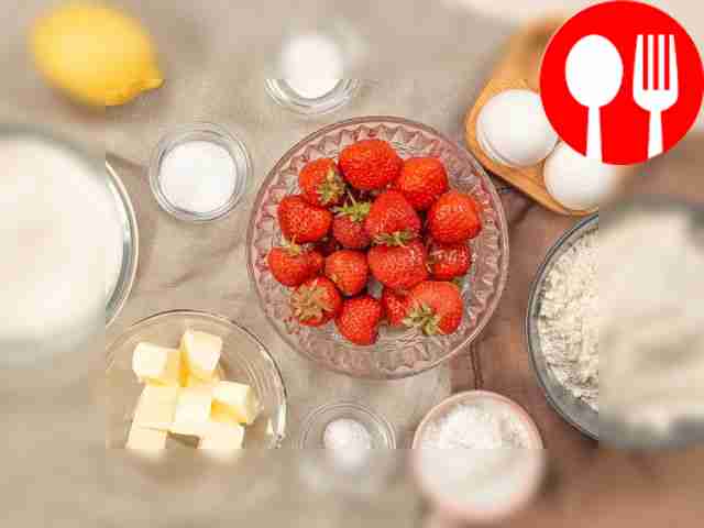 Просейте муку через сито или взбейте её...