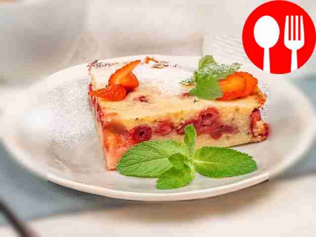 Пирог с вишней и клубникой