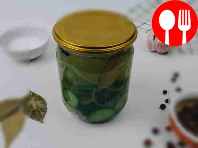 Овощной салат с луком в банках