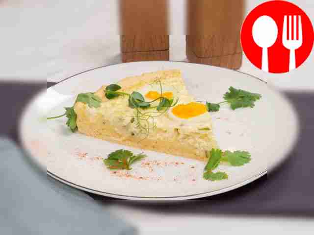 Pie with cabbage and egg