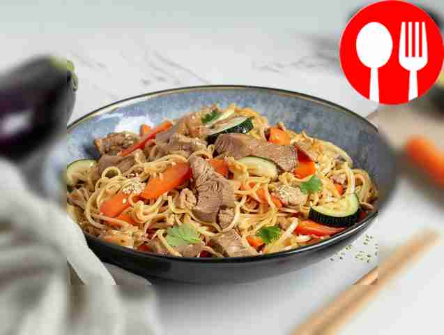 Wok noodles with beef, eggplant and zucchini