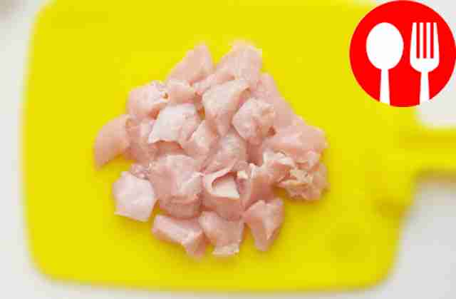 Cut the chicken fillet into small pieces....