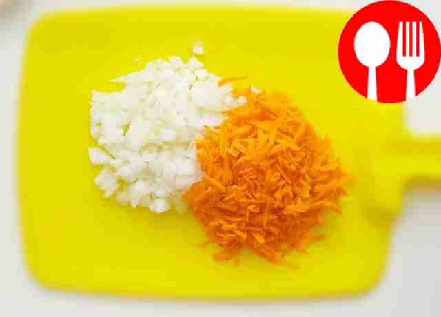 Heat the oil in a frying pan, add the chicken...