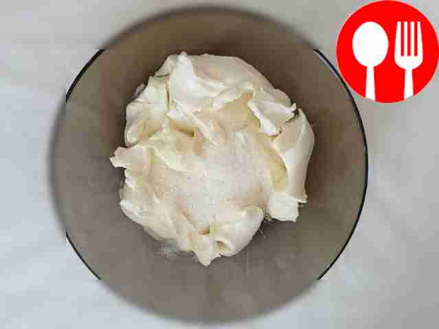 Place the ricotta on a plate, add sugar and...