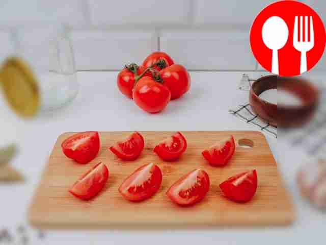 Нарежьте помидоры на дольки.