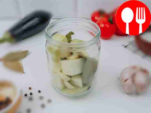 На дно порционной баночки поместите баклажан,...