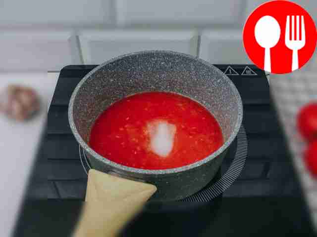 Затем переложите протертые томаты в сотейник...