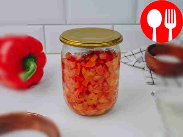 Маринованный перец с морковью в банках Pickled peppers and carrots in jars