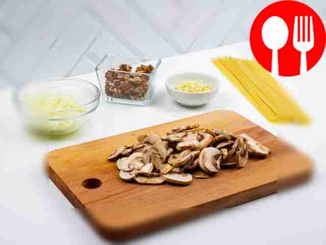 Cut the champignons into thin slices.
