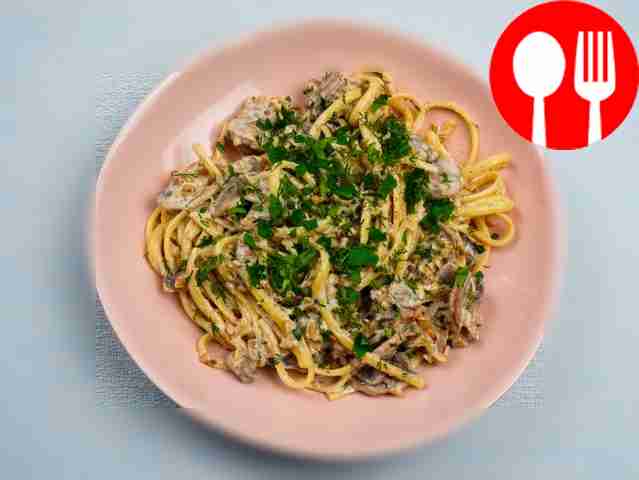 Spaghetti with mushrooms and nuts