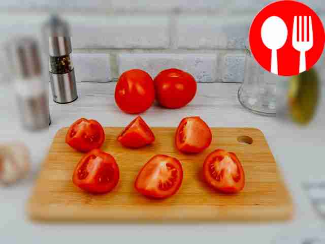 Cut the tomatoes into slices.
