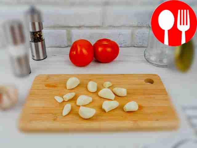 Peel the garlic and cut into slices.