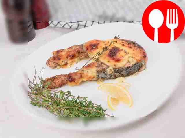 Salmon steak with cheese