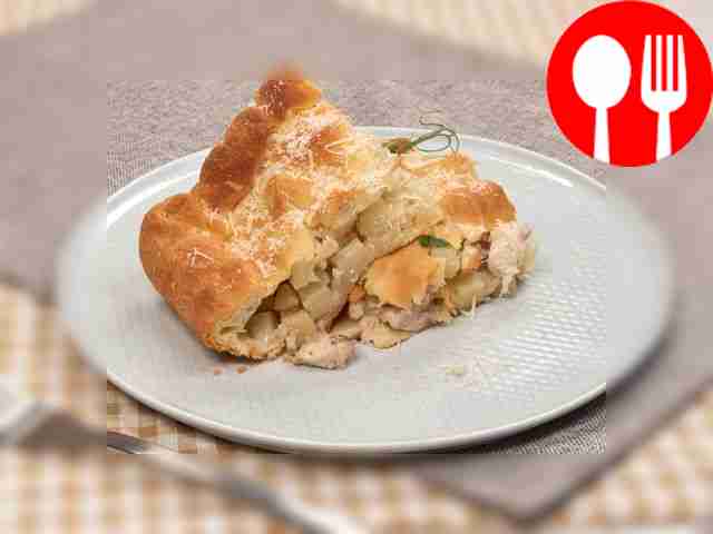 Pie with chicken, potatoes and cheese