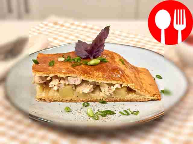 Kurnik pie with potatoes