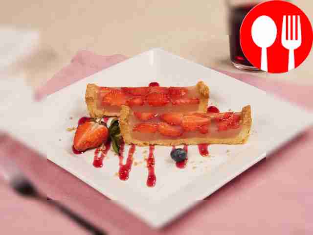Pie with strawberries and gelatin