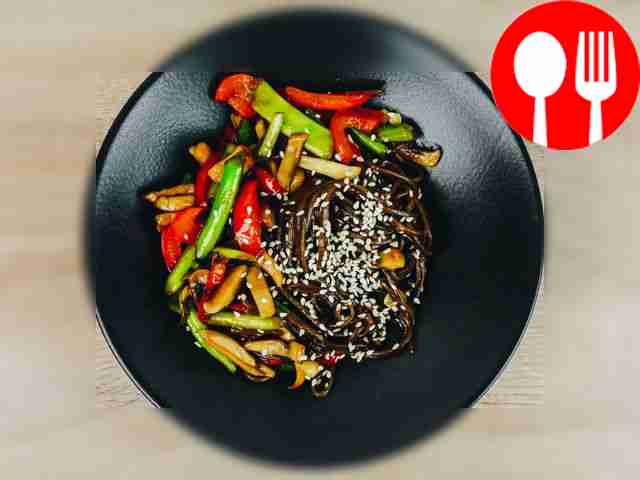 Buckwheat noodles with vegetables and mushrooms