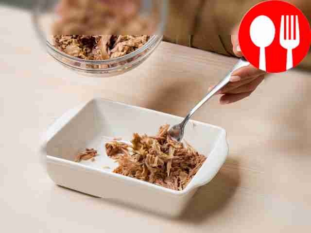 Prepare the meat for pouring. Remove the tails...