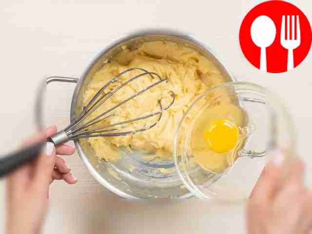 Добавьте яйца к тесту. Дайте тесту остыть в...