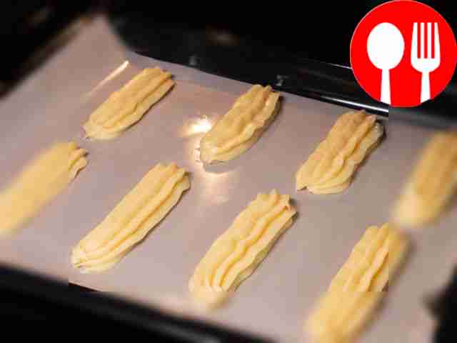 Подготовьте противень к выпечке: выложите его...