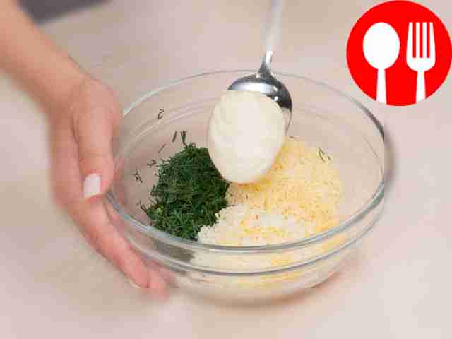 Сделайте начинку. Яйцо натрите на мелкой...