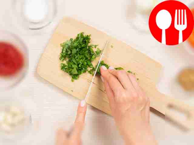 Wash and peel the vegetables. Peel the garlic...