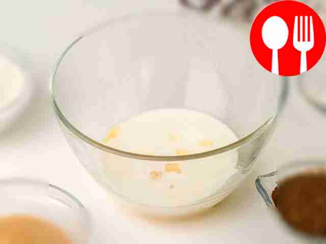 Сделайте тесто: в большую миску вбейте яйцо,...