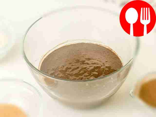 Всыпьте муку и какао-порошок. Тщательно...