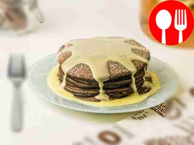 Подавайте готовые панкейки, полив сгущённым...