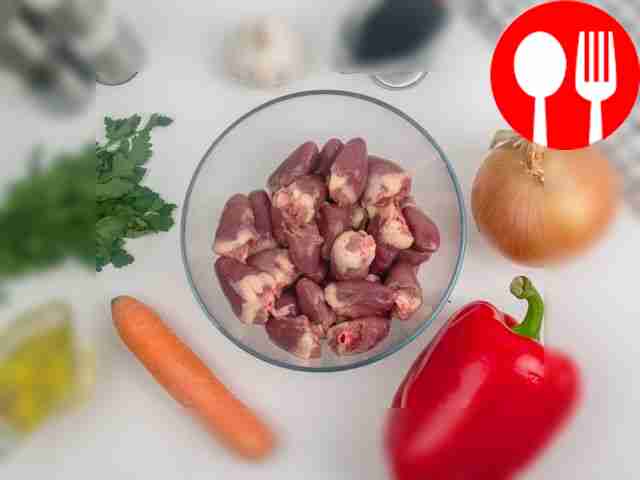 Снимите кожуру с моркови, лука и чеснока....