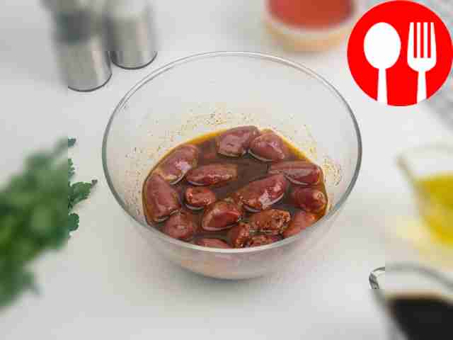 Замаринуйте сердечки: в глубокой миске...