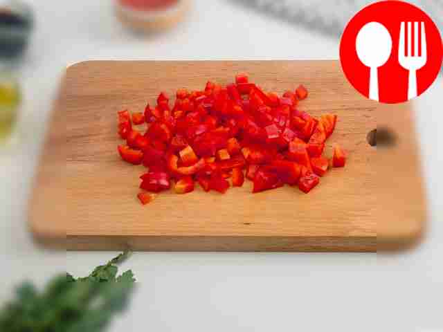 Тем временем удалите у болгарского перца...