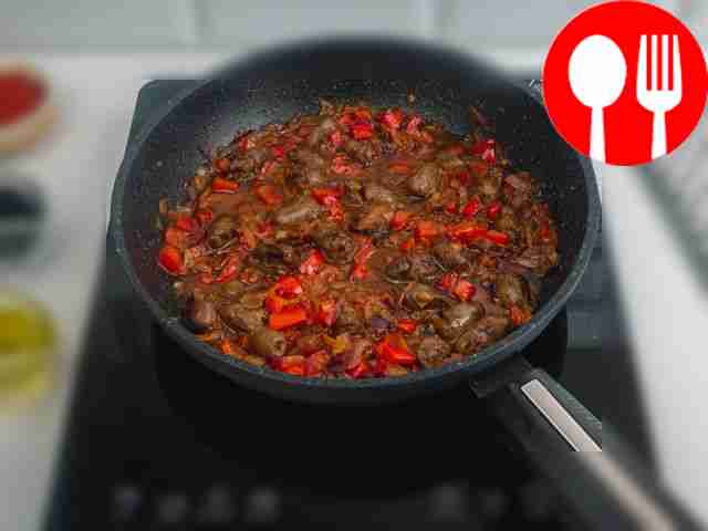 Разогрейте сковороду и налейте немного...