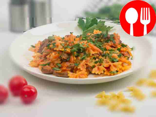 Макароны-бантики с куриными сердечками и овощами