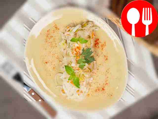 Sprinkle the salad with finely chopped herbs and serve.