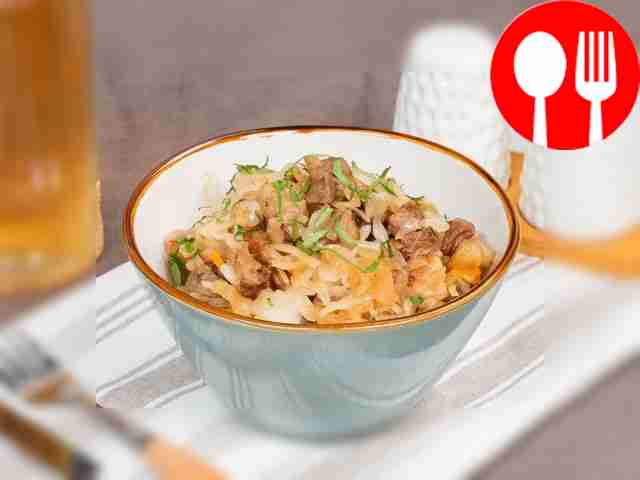 Мясо с квашеной капустой в мультиварке