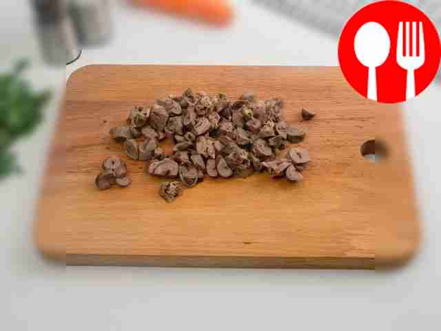 Then cut the boiled chicken hearts, cucumber...