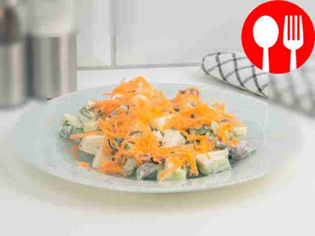 Salad with chicken hearts and apple