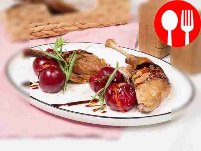 Слива маринованная с чесноком